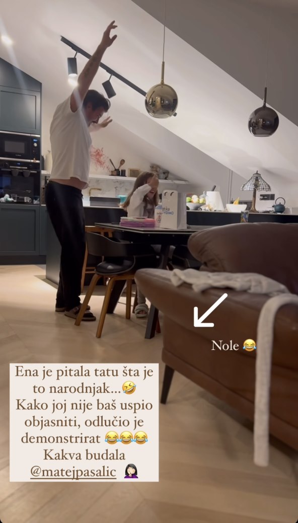 Marijana Batinić pokazala kako njezn muž demonstrira njihovoj kćeri što je to narodnjak