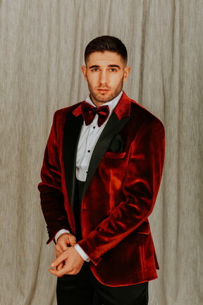 Luka Ivanušec u Royal Black odijelu.jpg