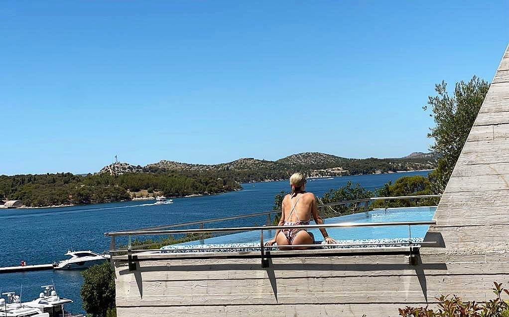Najizazovnije poze Jelene Karleuše