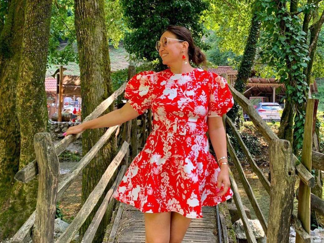 Nina Badrić u crvenoj haljini