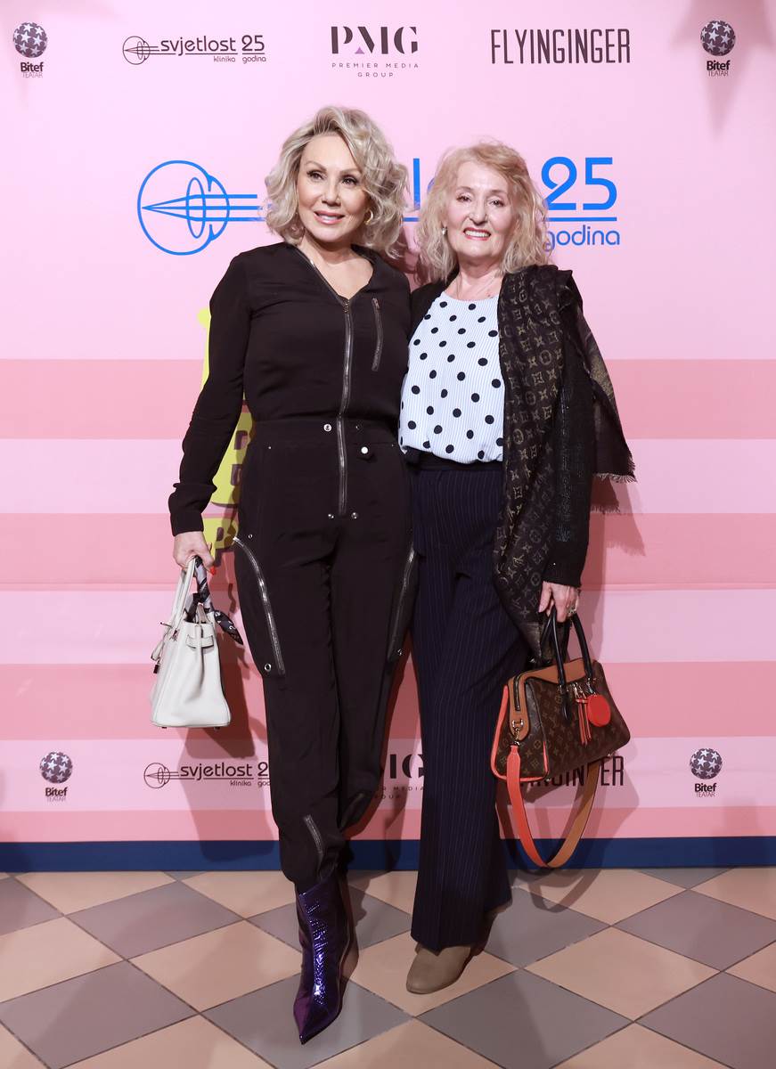 Lepa Brena Fahreta Zivojinovic i njezina sestra Faketa Stojanovic.jpg