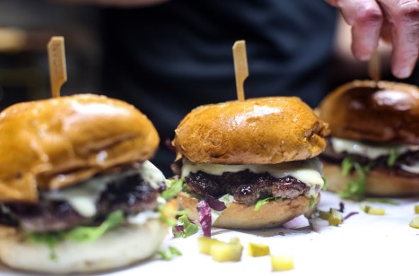U zagrebačkom kvartu Siget otvoren novi burger bar
