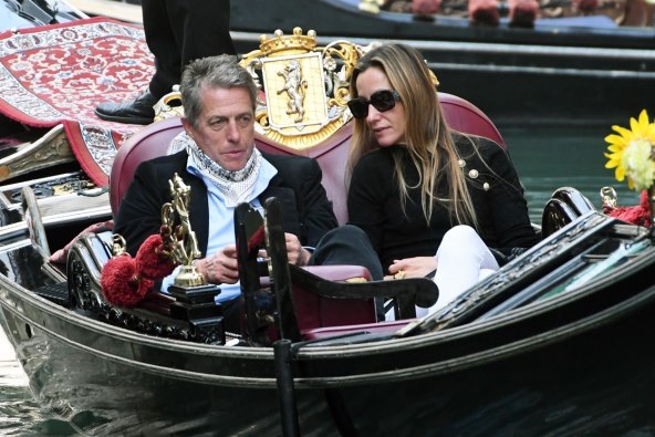 Hugh Grant ima petero djece s 2 žene, a ovo mu je supruga