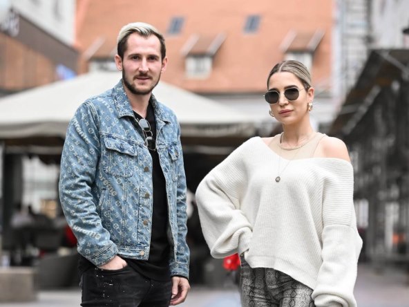 POPUT DAVIDA I VICTORIE Izet i Leyla prošetali špicom modno usklađeni