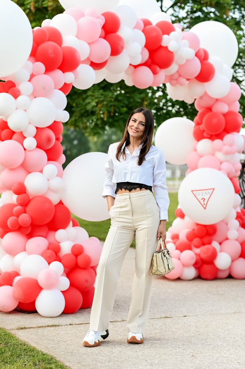 GUESS (65).jpg