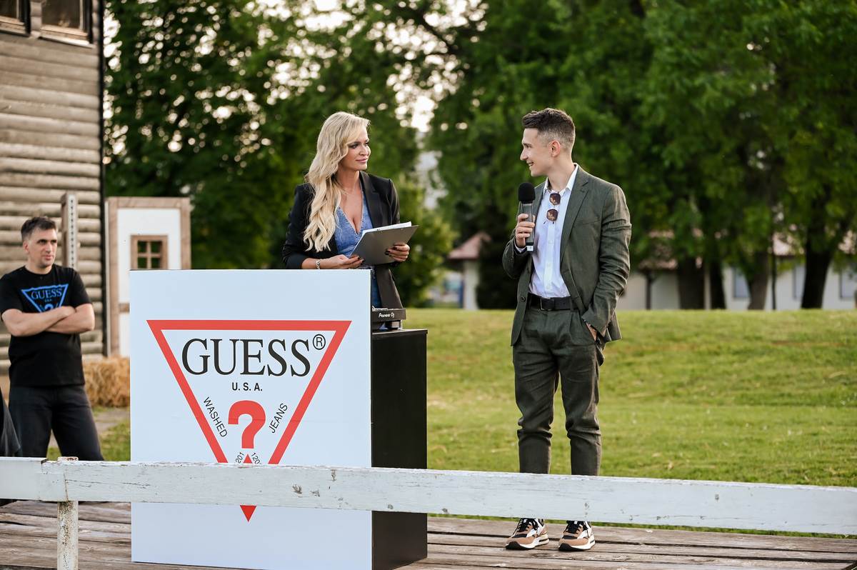 GUESS (118).jpg