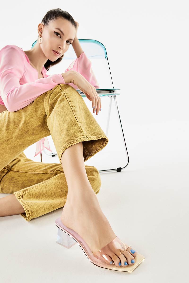 ss23_preq1_musthave_w_casablanca_hbombrepastelpink_5409.jpg