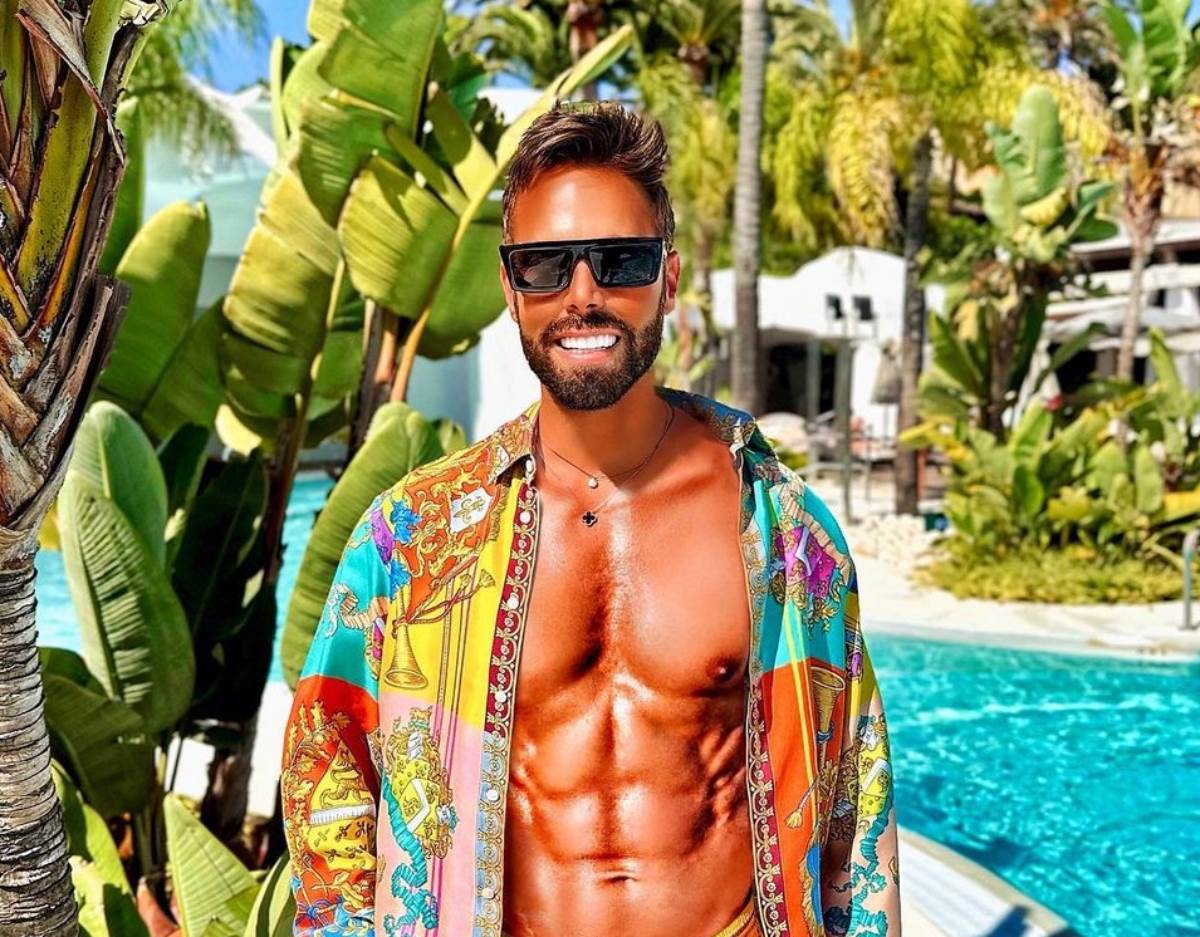 Marko Grubnić pokazao isklesanu figuru.