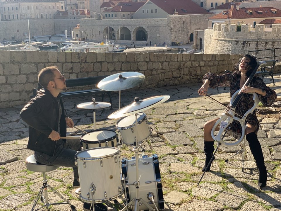 Ana Rucner plesala na kiši na Jamajci