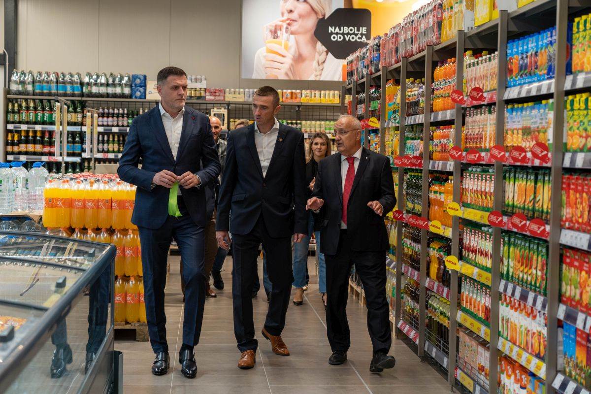 Investitor Željko Petković, gradonačelnik Vukovara Ivan Penava i Danijel Vidiš, član Uprave SPAR Hrvatska.jpg