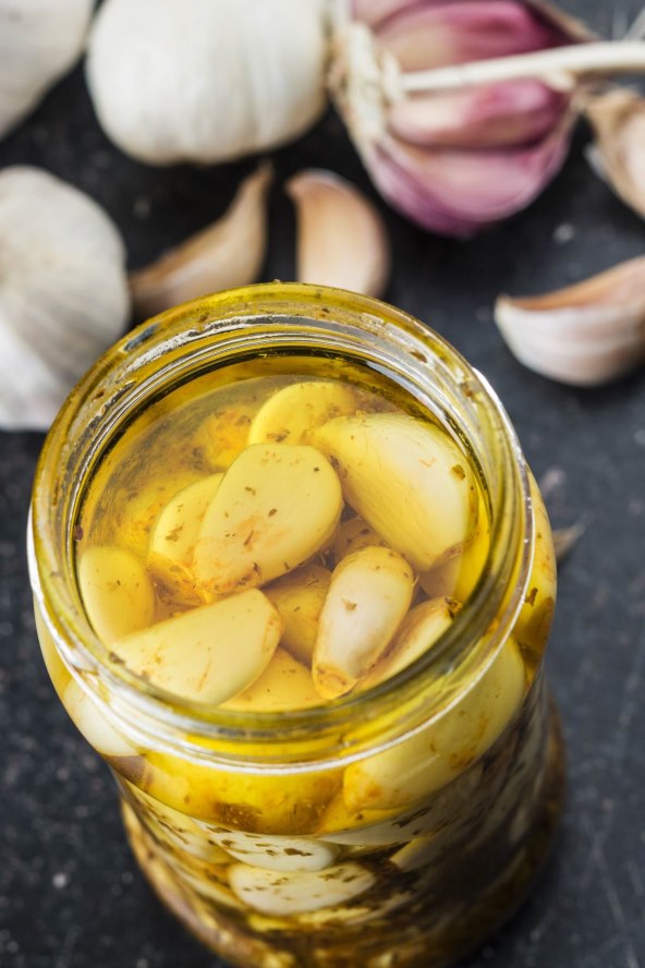 Confit od češnjaka, razlog za savršene namaze i marinade