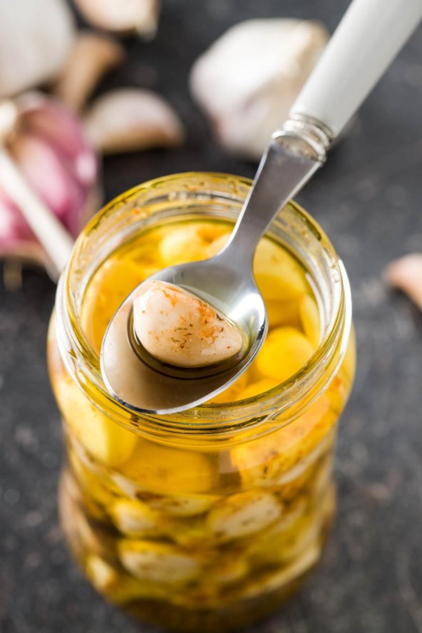 Confit od češnjaka, razlog za savršene namaze i marinade