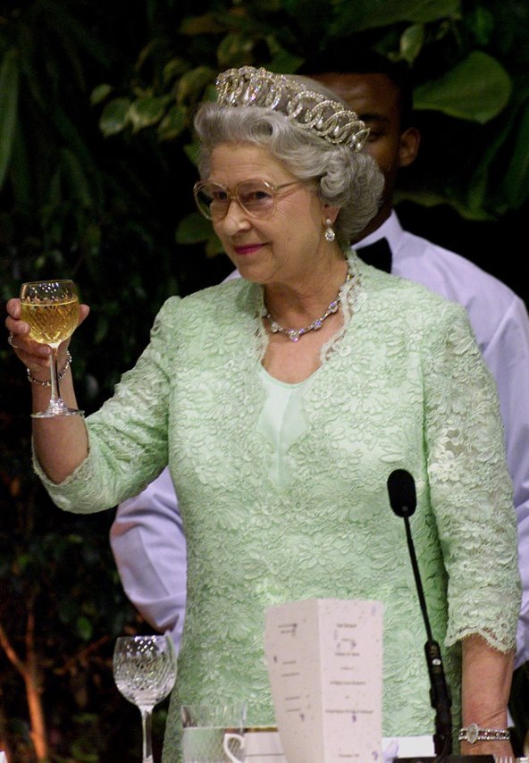 IMA SAMO DVA SASTOJKA Ovaj koktel je tajna dugovječnosti Elizabete II.