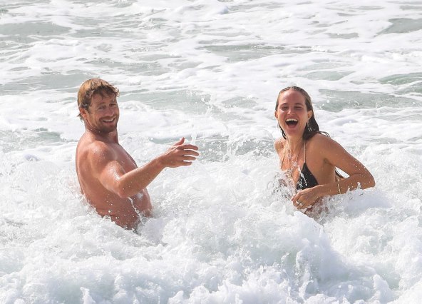 Simon Baker i Laura May Gibbs