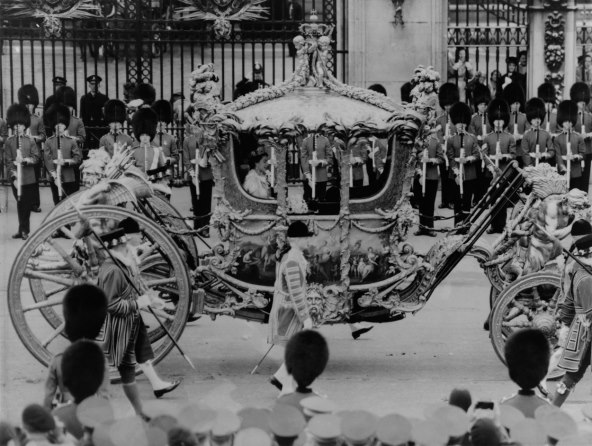 WINDSORI, 2. DIO Prekretnica za kraljicu - kad se okružila s 1700 muškaraca