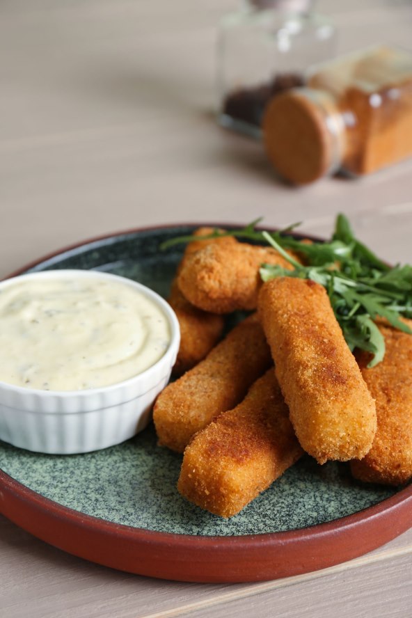 Hrskavi izvana, sočni iznutra - pohani mozzarella štapići