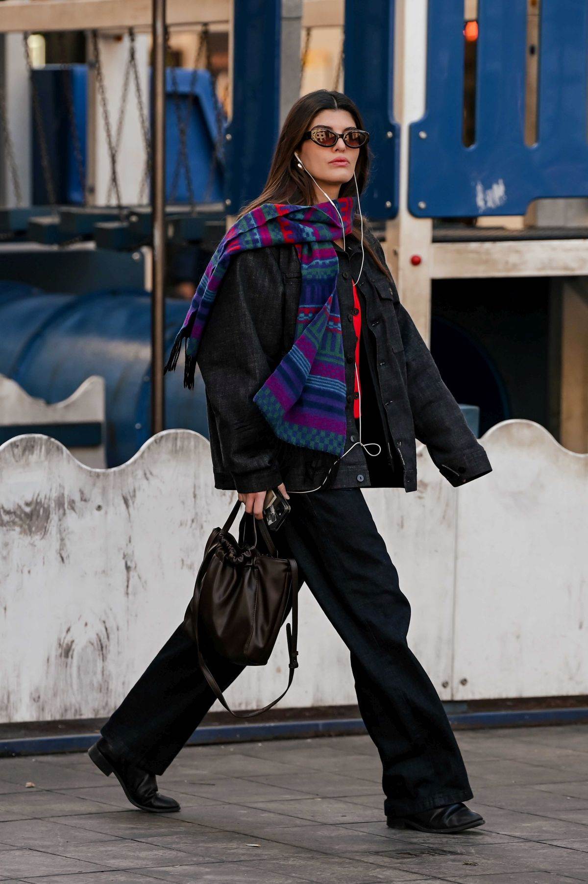Dama na špici u crvenom s Isabel Marant tenisicama