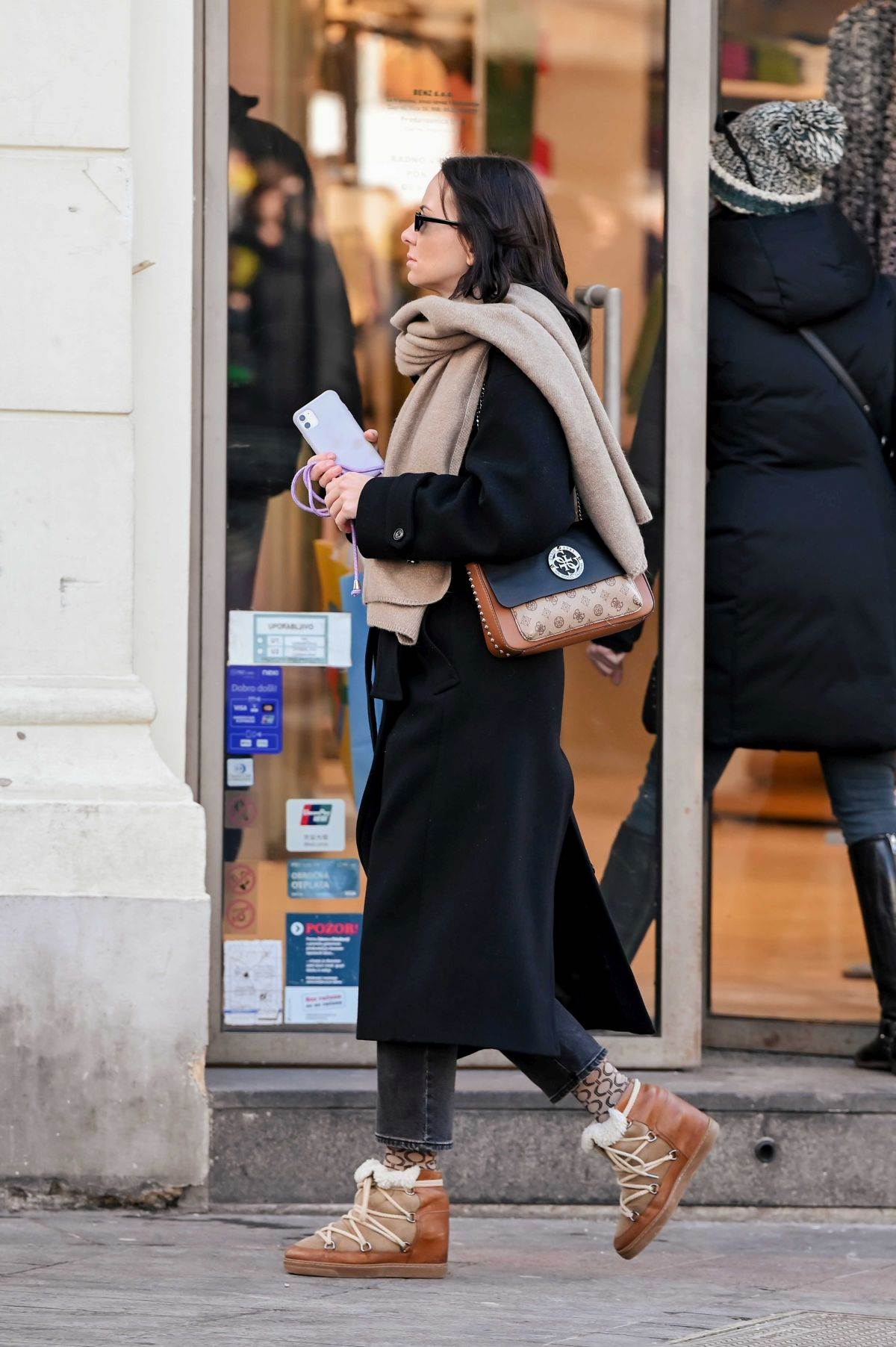 Dama na špici u crvenom s Isabel Marant tenisicama