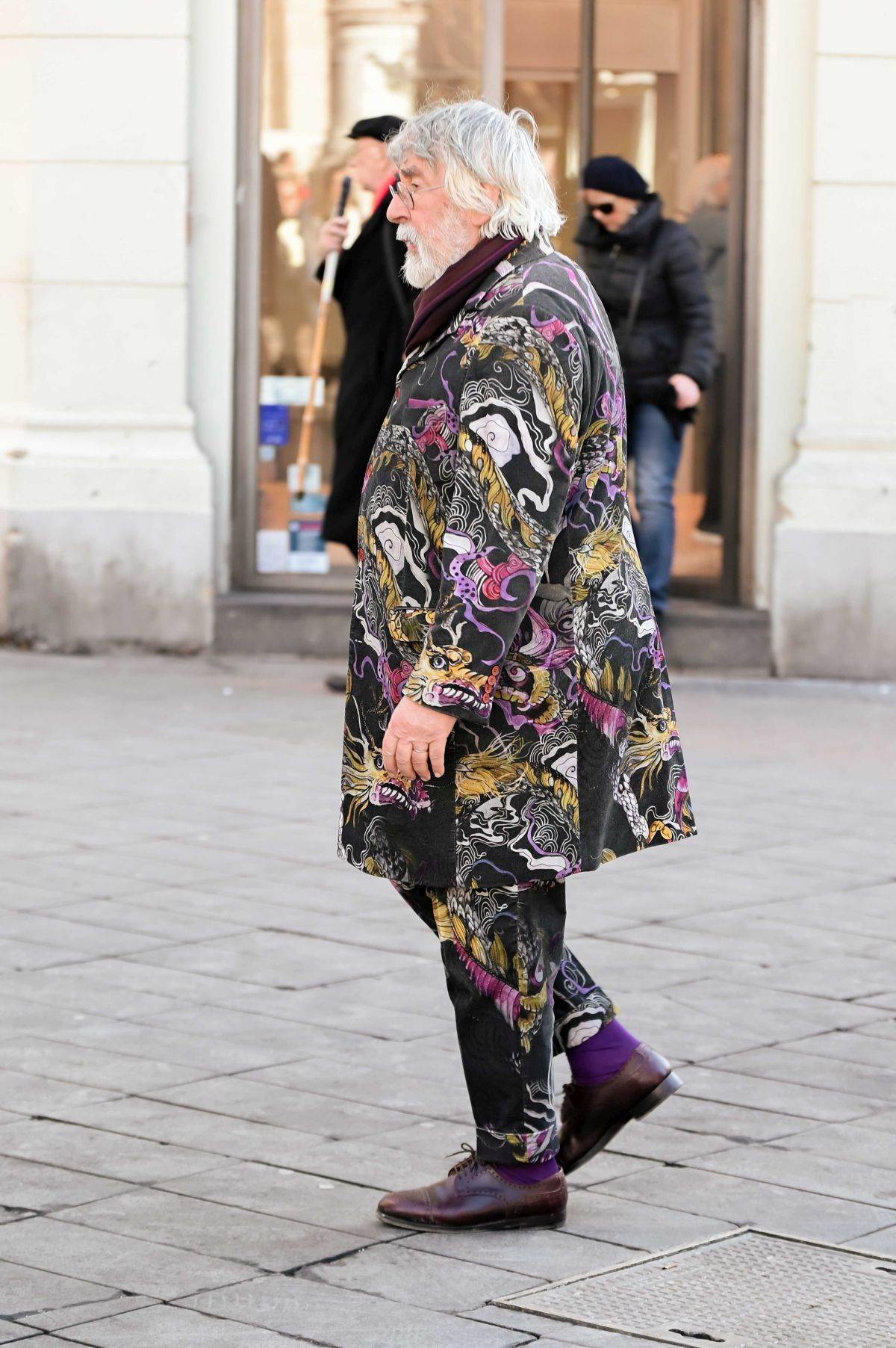 Dama na špici u crvenom s Isabel Marant tenisicama