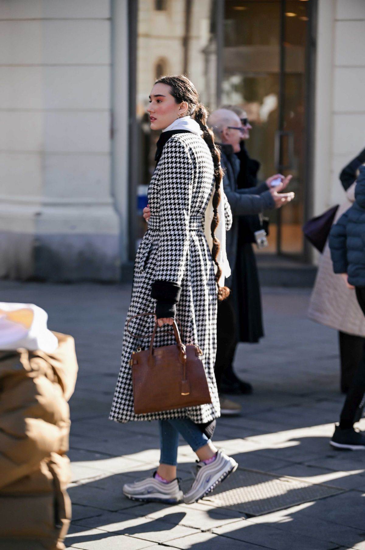 Dama na špici u crvenom s Isabel Marant tenisicama