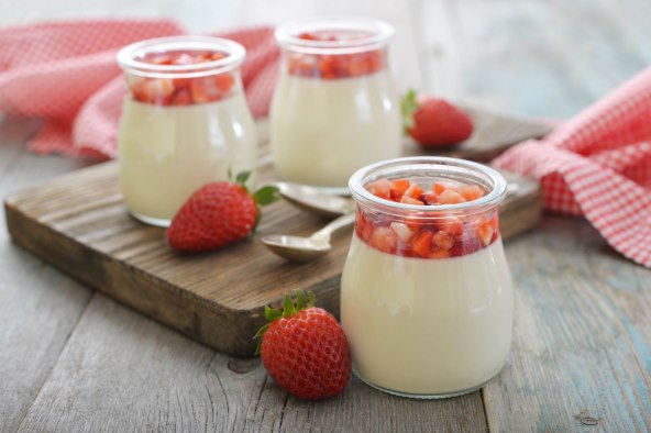 Panna cotta s jagodama, slatki klasik