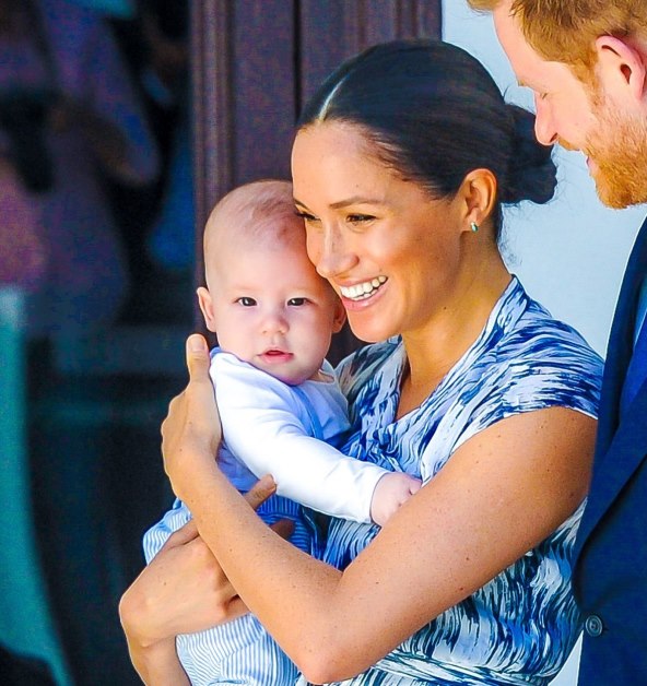 TRUDNA MEGHAN SNIMLJENA S ARCHIEJEM Mama i sin prvi put uhvaćeni u šetnji