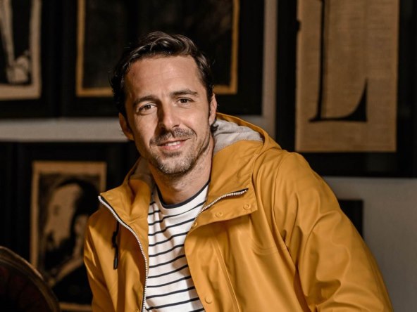Filip Juričić radostan na fotografiji