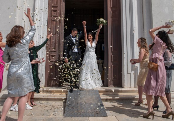 TRAŽI SE HALJINA S POTPISOM Nisu željele riskirati s modom za svoju svadbu