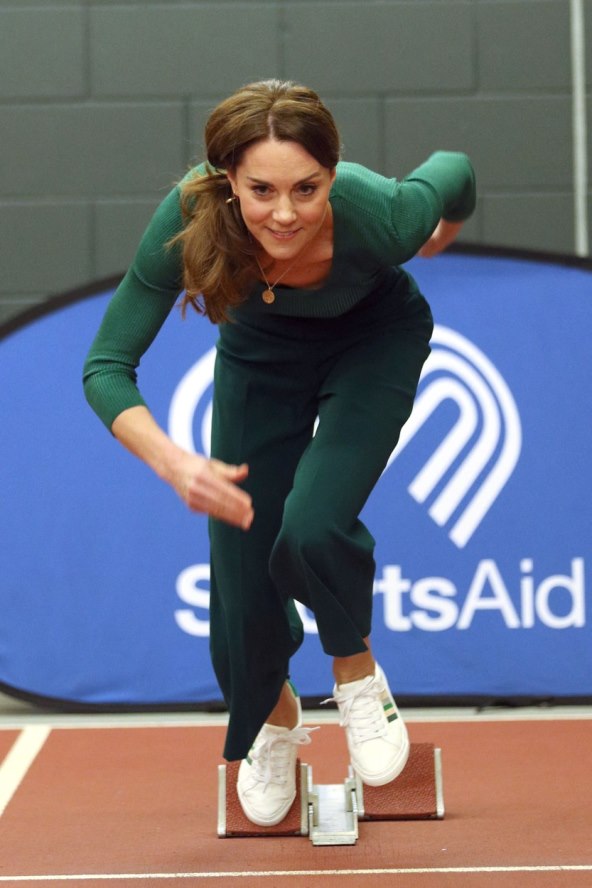 KRŠENJE PROTOKOLA Kate Middleton u javnosti Charlesa oslovila s 'Djede'