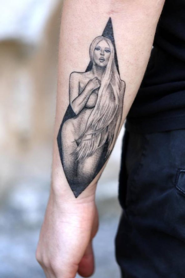 ZANIMLJIVA PORUKA Jelena Karleuša tetovirala unutrašnju stranu usne