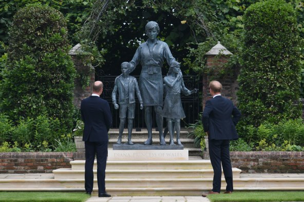 UJEDINJENA BRAĆA William i Harry otkrili kip princeze Diane