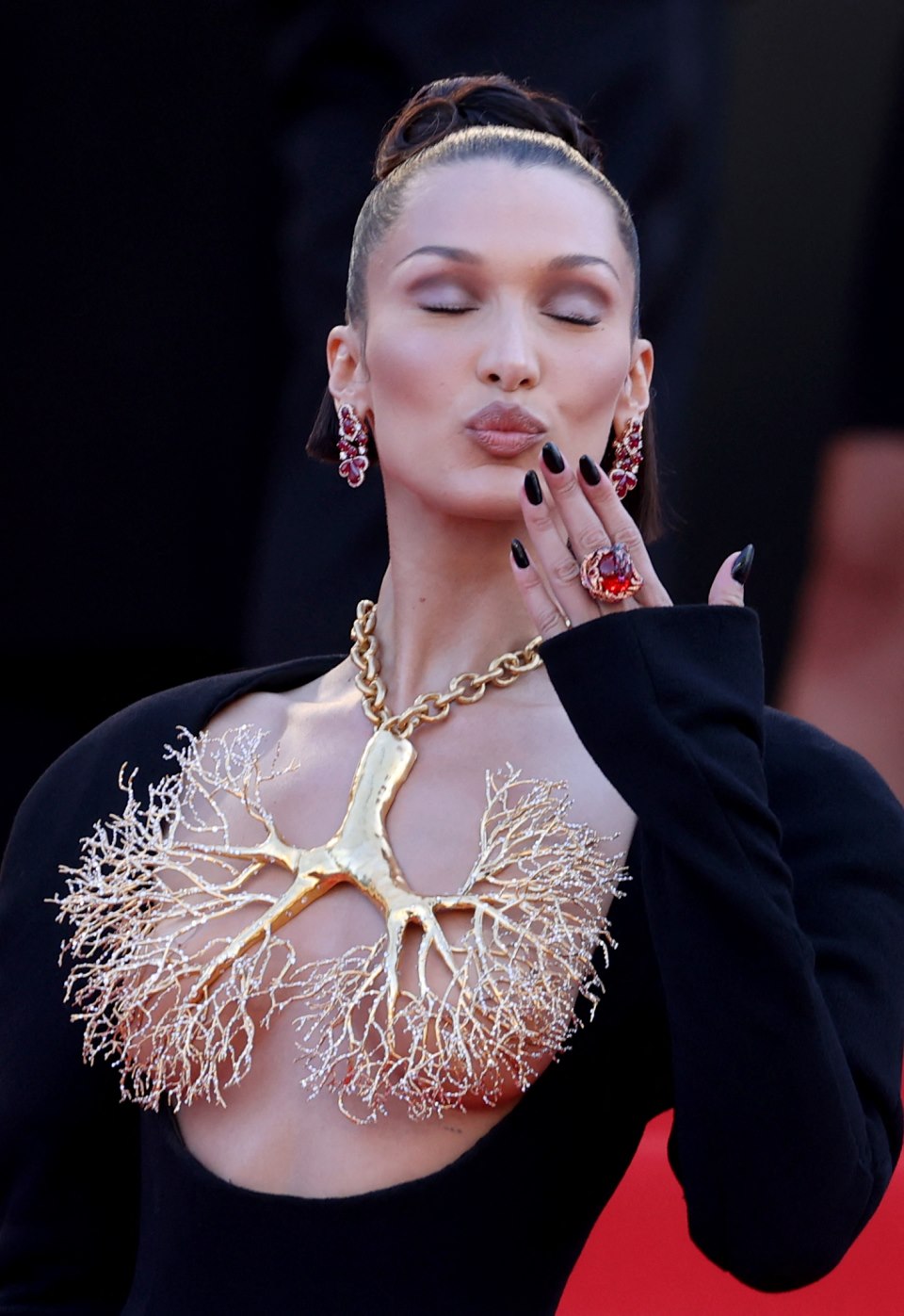 Bella Hadid u bluzi bez grudnjaka