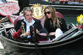 Hugh Grant ima petero djece s 2 žene, a ovo mu je supruga