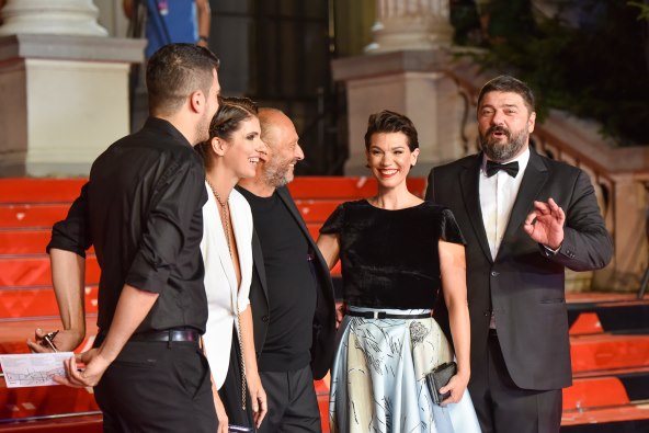 ONI SU SINOĆ ODUŠEVILI CRVENI TEPIH Prekrasne haljine prve večeri SFF-a