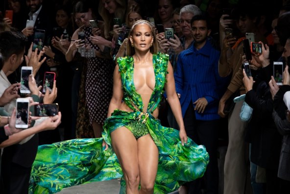 Jennifer Lopez 2019. na Tjednu mode u Milanu nosila je moderniju verziju Versace haljine