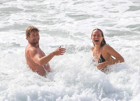 Simon Baker i Laura May Gibbs