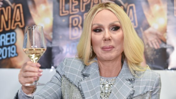 Lepa Brena prodaje pljeskavice