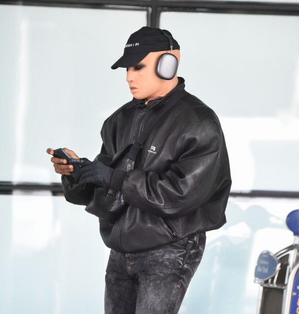 Kanye West s bizarnom maskom na licu