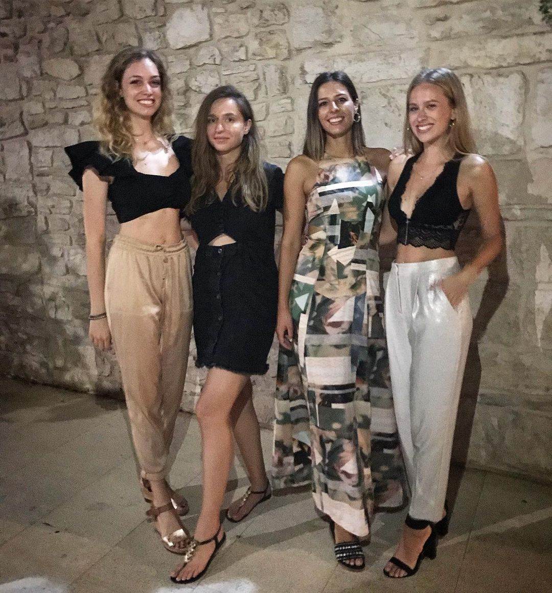 Hana Huljić s prijateljicama