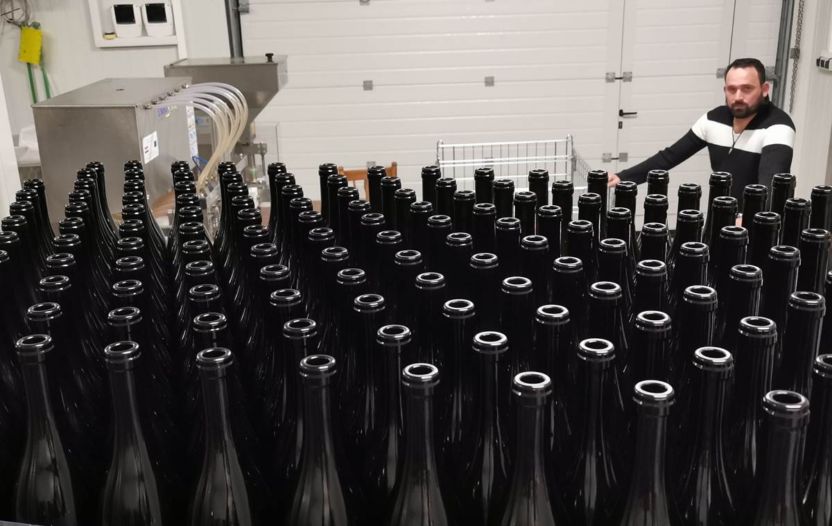 Jagunic-punjenje amber vina.jpg