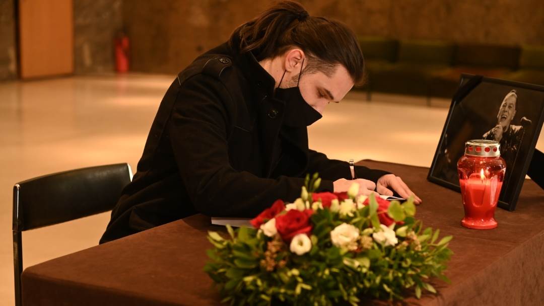 Dino Jelusić na komemoraciji Akija Rahimovskog