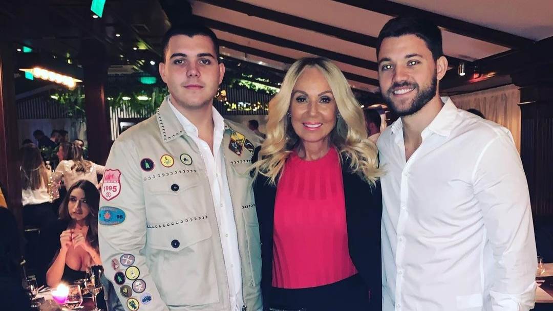 Lepa Brena sa sestrom Farom na jahti