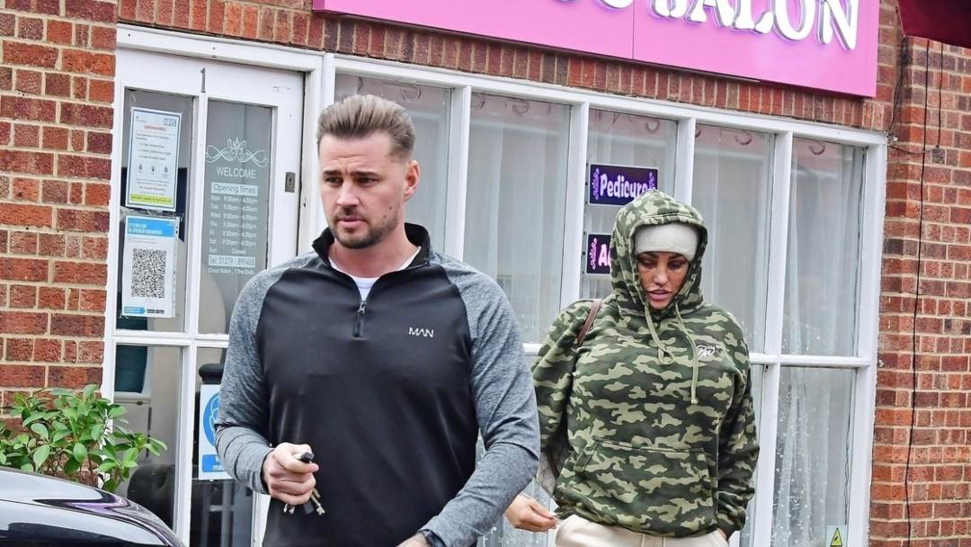 Katie Price sa zavojima na glavi