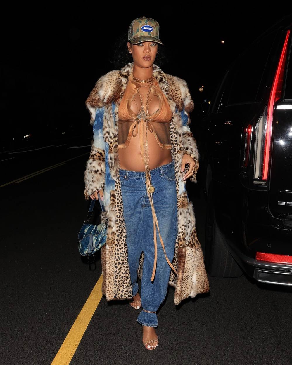 Rihanna ponovno pokazala trudnički trbuh u zanimljivoj modnoj kombinaciji