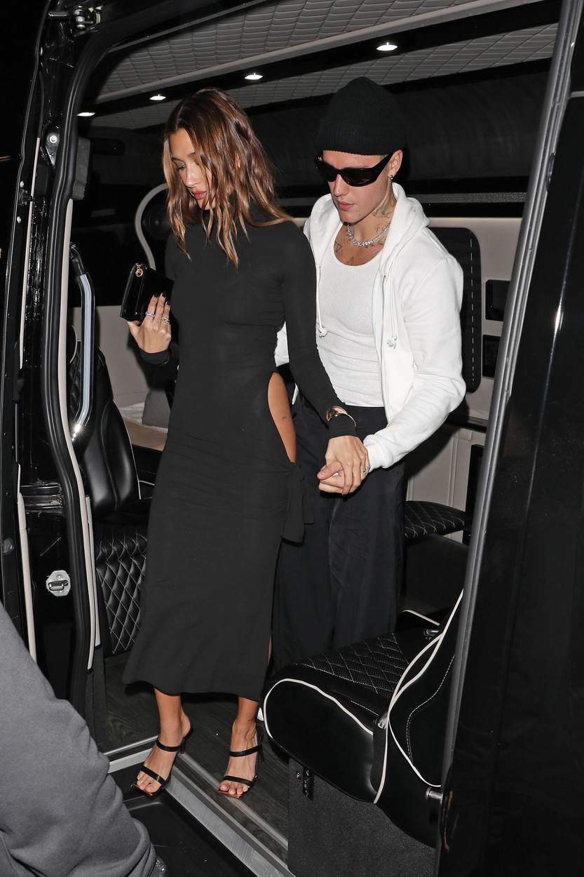 Hailey Bieber pokazala trudnički trbuh