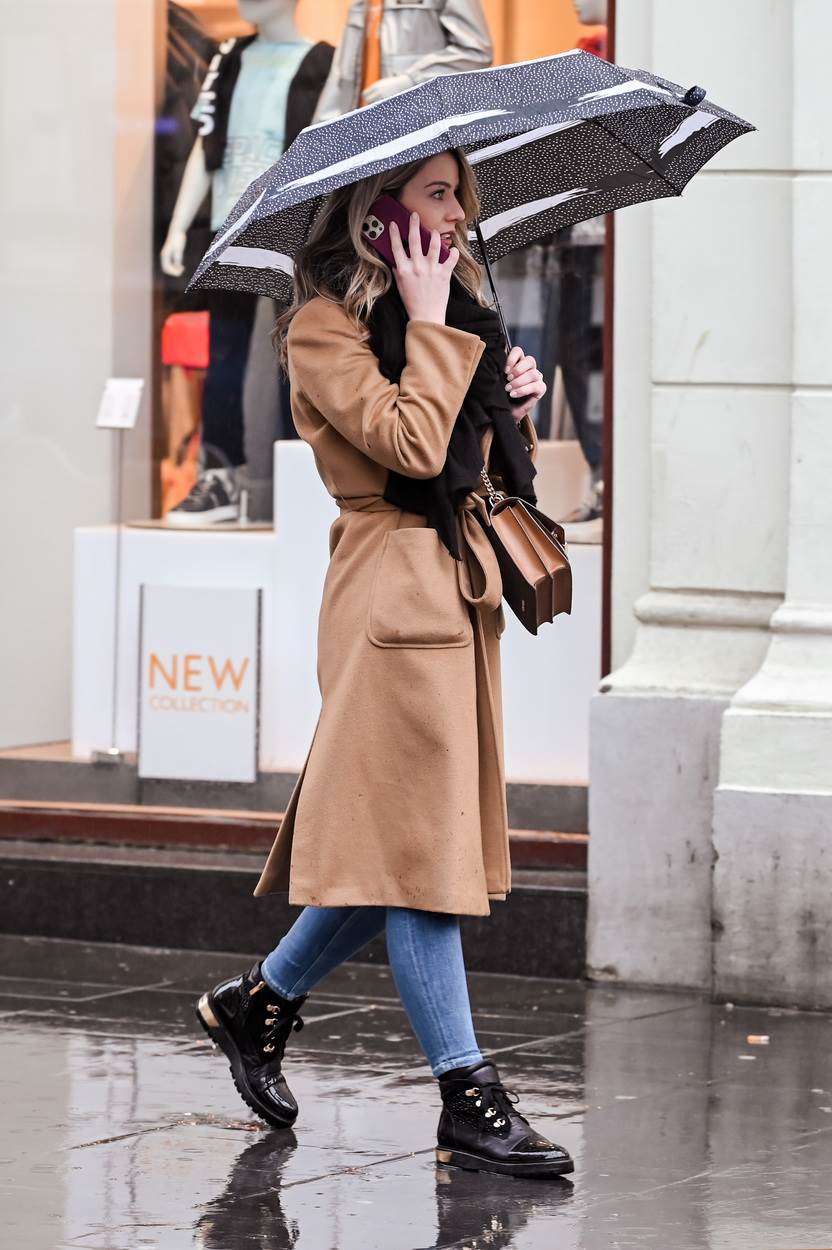 Djevojka u ružičastom odijelu na špici