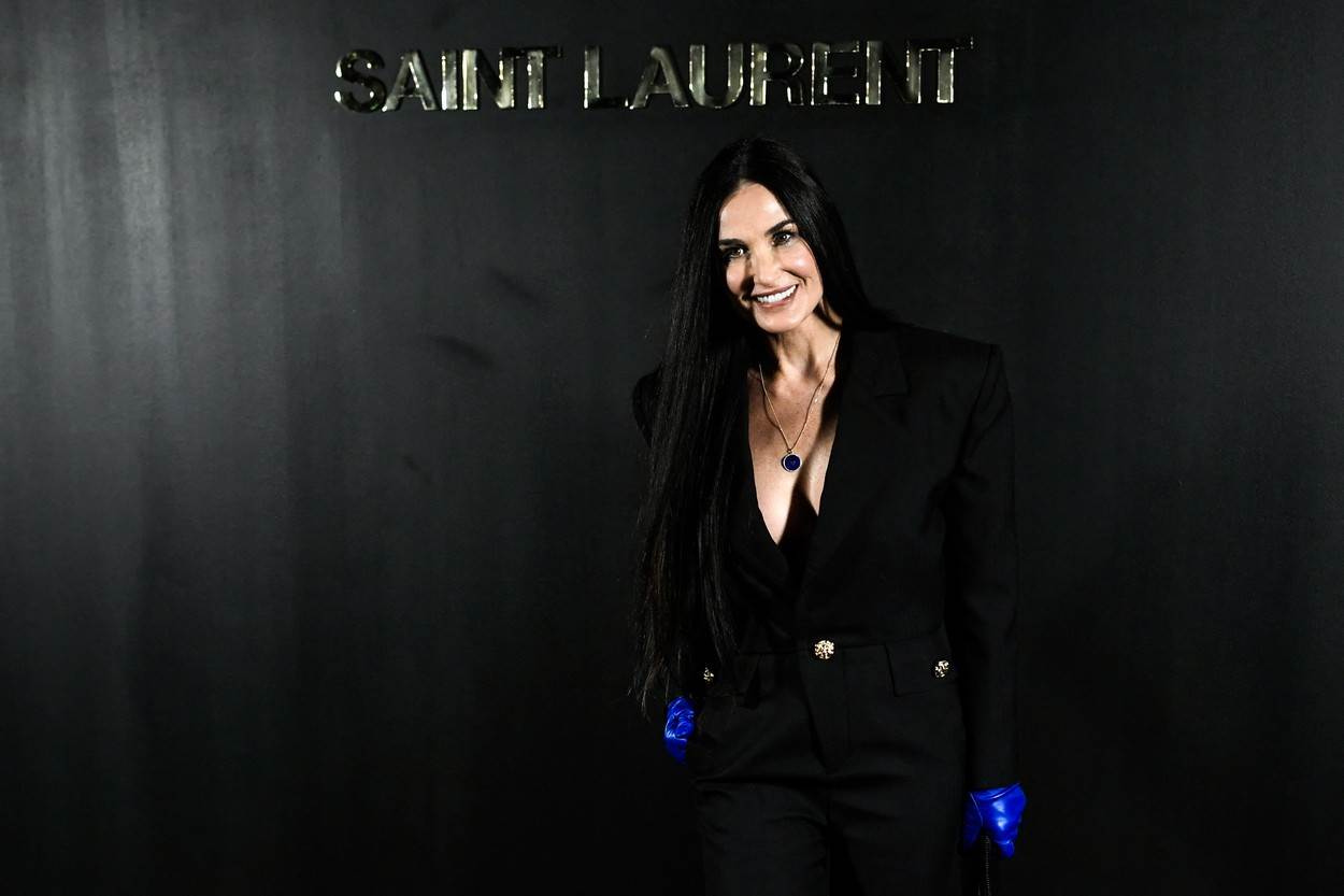 Demi Moore napali jer u 7 desetljeću nosi kosu do struka i dekolte do pupka