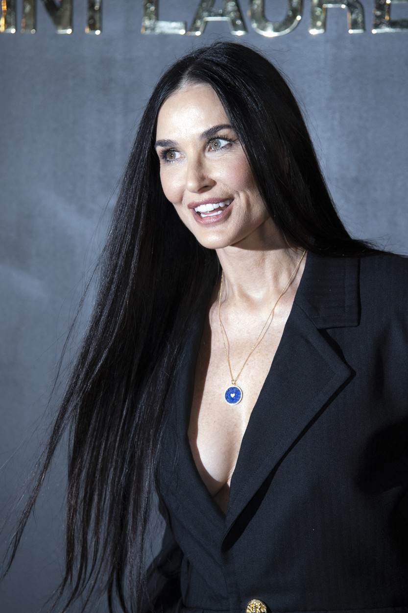 Demi Moore napali jer u 7 desetljeću nosi kosu do struka i dekolte do pupka