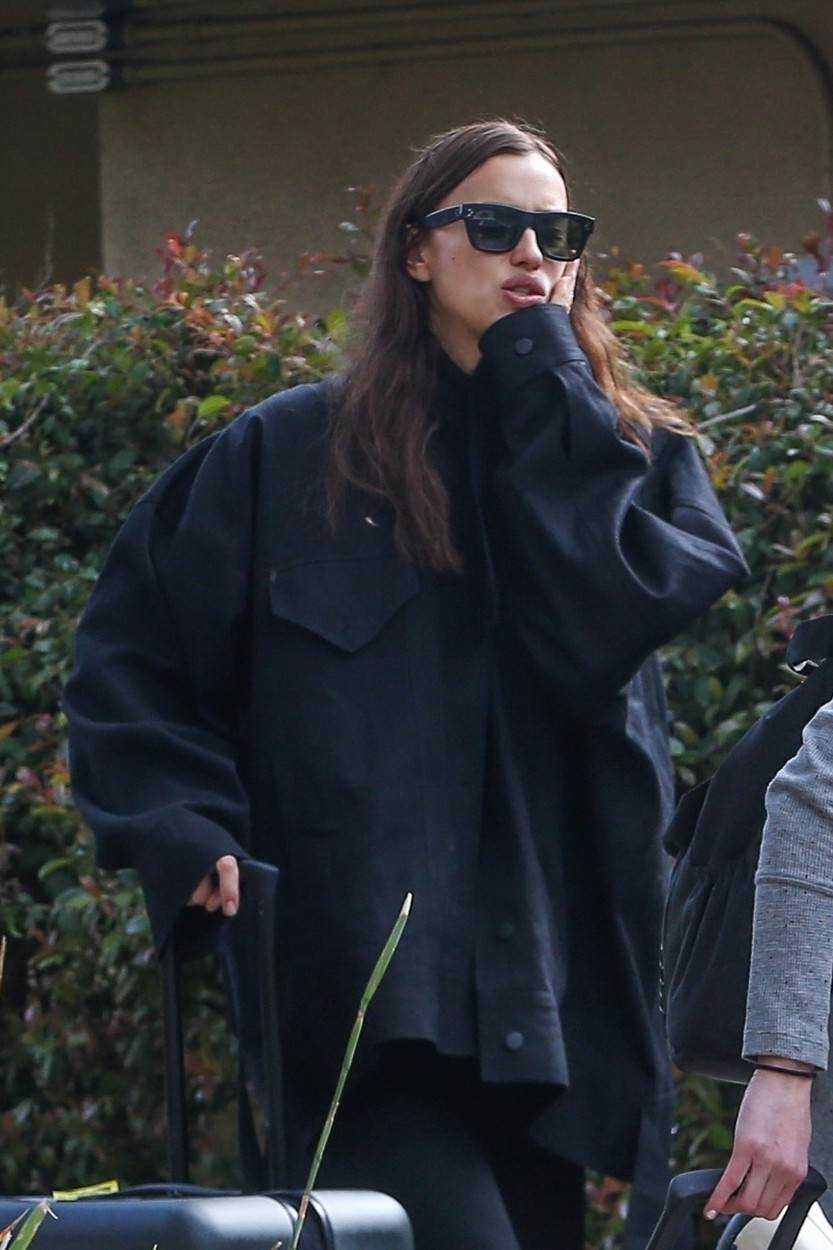Irina Shayk s koferima izašla iz kuće Bradleya Coopera