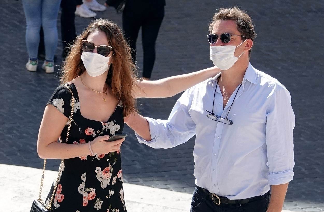 Dominic West i Lily James